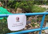 A sign on a blue railing

AI-generated content may be incorrect.